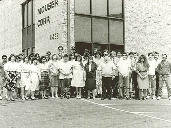 1973 Foto: Mitarbeiter von Mouser vor dem Sitz von Mouser Corp.